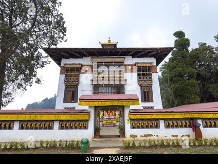 Femme bhoutanaise filant un moulin à prières à Tashigang Gonpa, Punakha dzongkhag, Punakha, Bhoutan Banque D'Images