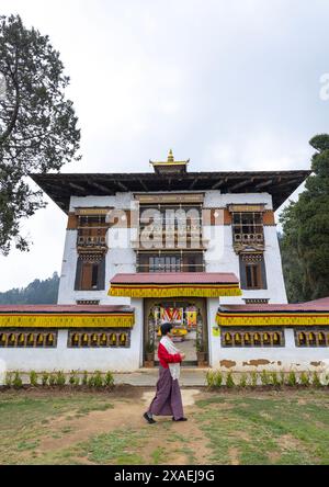 Femme butanaise devant Tashigang Gonpa, Punakha dzongkhag, Punakha, Bhoutan Banque D'Images