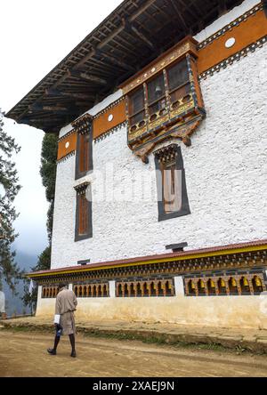 Homme bhoutanais à Tashigang gonpa, Punakha dzongkhag, Punakha, Bhoutan Banque D'Images