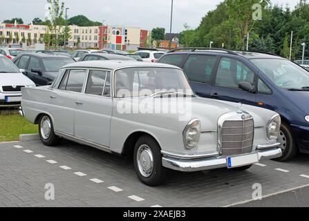 Deutschland/ Niedersachsen/ Landkreis Gifhorn/ Südheide/ Stadt Gifhorn/ Parkplatz am Krankenhaus/ abgestellter Mercedes Benz 220 S/ daneben stehen neuere Fahrzeuge/ im Hintergrund das Krankenhaus/ ***Nutzung nur redaktionell*** *** Allemagne Comté de basse-Saxe Gifhorn Südheide ville Gifhorn parking à l'hôpital garé Mercedes Benz 220 S à côté de véhicules plus récents en arrière-plan l'hôpital utilise uniquement éditorial Banque D'Images