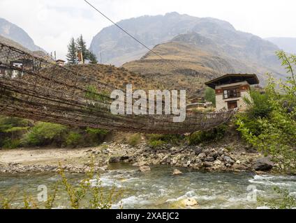 Vieux pont à chaîne de fer du monastère de Tachog Lhakhang, Wangchang Gewog, Paro, Bhoutan Banque D'Images