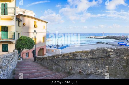 Plage dans une petite ville colorée Bogliasco, Italie Banque D'Images