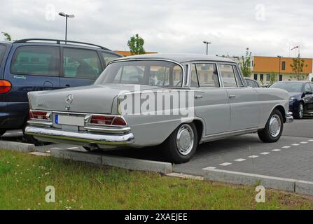 21.06.2012 Mercedes Benz 220S Deutschland/ Niedersachsen/ Landkreis Gifhorn/ Südheide/ Stadt Gifhorn/ Parkplatz am Krankenhaus/ abgestellter Mercedes Benz 220 S/ ***Nutzung nur redaktionell*** *** 21 06 2012 Mercedes Benz 220S Allemagne basse-Saxe Comté de Gifhorn Südheide ville de Gifhorn parking lot à l'hôpital Mercedes Benz 220 S utilisation à des fins éditoriales uniquement Banque D'Images