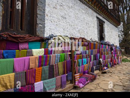 Tissus tissés à la main à vendre, Bumthang, Ogyen Choling, Bhoutan Banque D'Images