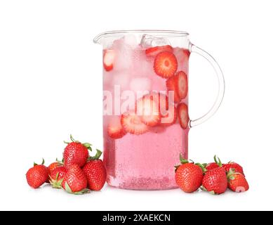 Limonade de fraises fraîchement préparée et baies en cruche isolé sur blanc Banque D'Images