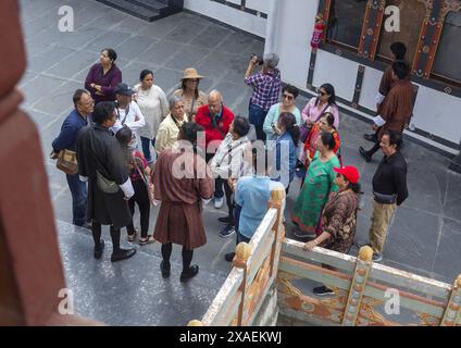 Touristes indiens visitant l'Institut de Zorig Chosum, Chang Gewog, Thimphu, Bhoutan Banque D'Images