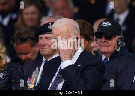 Le président AMÉRICAIN Joe Biden essuie l’œil lors de la cérémonie internationale officielle marquant le 80e anniversaire du jour J, à Omaha Beach à Saint-Laurent-sur-mer, Normandie, France, rejoignant plus de 25 chefs d’État et vétérans du monde entier. Date de la photo : jeudi 6 juin 2024. Banque D'Images