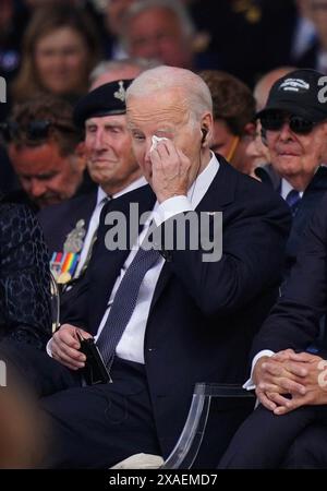 Le président AMÉRICAIN Joe Biden essuie l’œil lors de la cérémonie internationale officielle marquant le 80e anniversaire du jour J, à Omaha Beach à Saint-Laurent-sur-mer, Normandie, France, rejoignant plus de 25 chefs d’État et vétérans du monde entier. Date de la photo : jeudi 6 juin 2024. Banque D'Images