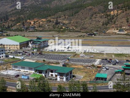 Vue en angle élevé de l'aéroport international, Wangchang Gewog, Paro, Bhoutan Banque D'Images