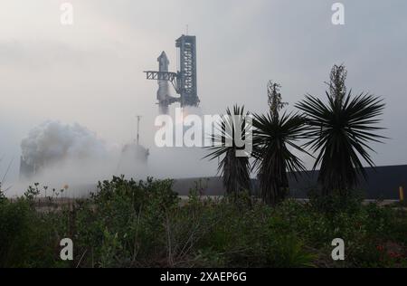 Boca Chica, États-Unis. 06 juin 2024. Grand succès pour SpaceX avec Starship S29 & B11 après le décollage les deux véhicules ont fait des éclaboussures contrôlées. S29 Starship est rentré de manière contrôlée. 7h50 CDT Starbase, Boca Chica, Cameron Count, Texas, États-Unis. (Photo Scott Schilke/SipaUSA.com) crédit : Sipa USA/Alamy Live News Banque D'Images