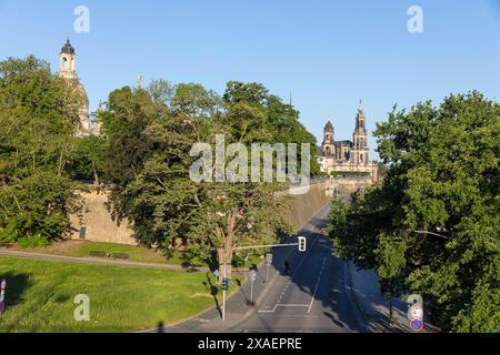 Terrassenufer, links die Kuppel der Frauenkirche, hinten das Ständehaus und die Hofkirche, Dresde, Saxe, Deutschland *** Terrassenufer, on the Lef Banque D'Images