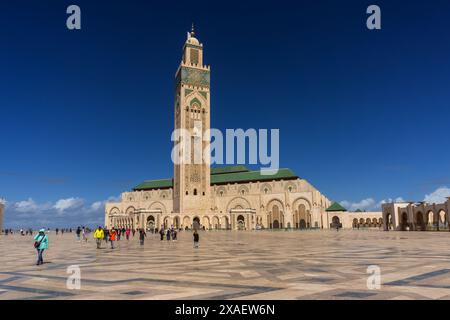 Casablanca, Maroc - 29 mars 2024 : vue de l'extérieur et du minaret de la mosquée Hassan II à Casablanca Banque D'Images