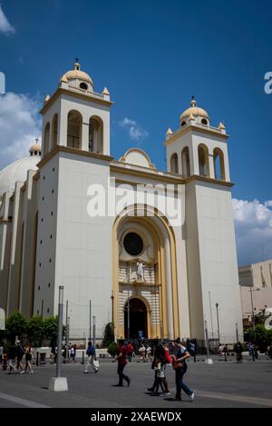 Cathédrale métropolitaine du Saint Sauveur, Catedral Metropolitana de San Salvador face à la Plaza Barrios dans le centre-ville, San Salvador, El Salvador Banque D'Images