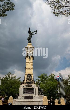 Monument aux héros, conçu par Francisco Durini Cáseres, et installé en 1911, est couronné par un «ange de la liberté» à son apogée tenant un lau Banque D'Images