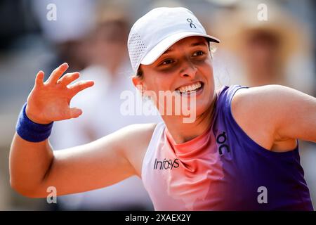 Paris, France. 6 juin 2024. IGA SWIATEK de Pologne célèbre sa victoire lors de la douzième journée de Roland-Garros 2024, Open de France 2024, tournoi de tennis du Grand Chelem au stade Roland-Garros le 06 juin 2024 à Paris, France. (Crédit image : © Matthieu Mirville/ZUMA Press Wire) USAGE ÉDITORIAL SEULEMENT! Non destiné à UN USAGE commercial ! Banque D'Images