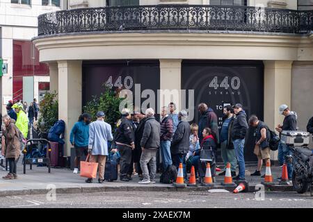 Londres, Royaume-Uni. 5 juin 2024. Friends of Essex et London Homeless s'installaient pour fournir de la nourriture gratuite à une longue file d'attente de sans-abri au large du Strand à Londres. Crédit : Maureen McLean/Alamy Live News Banque D'Images