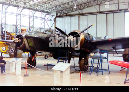 Bristol Blenheim IV Z5722, G-BPIV, en 68 Squadron Royal Air Force Black Night-chasseur couleur WM-Z. Il vole pour la première fois après la restauration à Duxford le 28 mai 1993 et est exposé à des spectacles aériens jusqu'à être gravement endommagé lors d'un atterrissage lourd à Duxford en août 2003. La cellule a été reconstruite au fil du temps avec un nez MkI court et a volé à nouveau en 2014 sous le nom de L6739 Banque D'Images