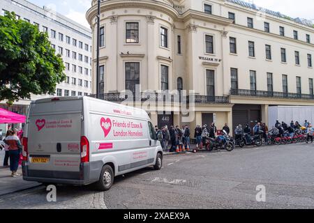 Londres, Royaume-Uni. 5 juin 2024. Friends of Essex et London Homeless s'installaient pour fournir de la nourriture gratuite à une longue file d'attente de sans-abri au large du Strand à Londres. Crédit : Maureen McLean/Alamy Live News Banque D'Images