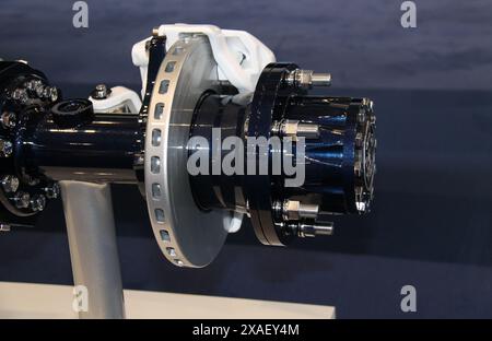 Un affichage découpé d'une unité de frein à disque de camion. Banque D'Images