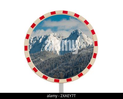 miroir de route isolé sur fond blanc. Zakopane, Pologne. Banque D'Images