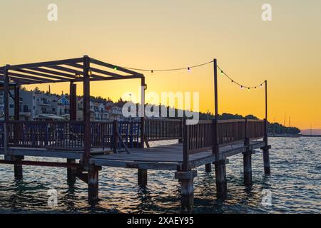 Taverne vide avec coin salon extérieur sur la promenade de la ville d'Argostoli à Kefalonia Ionian Island Grèce. Banque D'Images