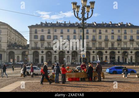 Les gens font du shopping dans un stand de citrouilles à Agriflor, le marché mensuel dédié au monde de l'écologie et de la nourriture sur la Piazza Vittorio Veneto, Turin, Italie Banque D'Images