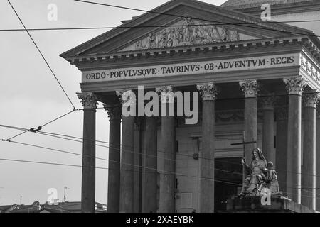 Partie haute de l'église de Gran Madre di Dio avec la statue 'religion' dans le quartier historique de Borgo po, Turin, Piémont, Italie Banque D'Images