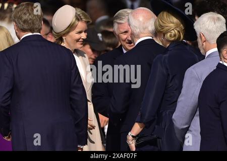 De gauche à droite, la reine Mathilde de Belgique, le roi Philippe - Filip de Belgique, le président américain Joe Biden et la première dame américaine Jill Biden photographiés lors d'une cérémonie internationale sur la plage d'Omaha dans le cadre de la commémoration du 80e anniversaire du débarquement de Normandie, à Saint-Laurent-sur-mer, France, jeudi 06 juin 2024. Aujourd'hui, il y a exactement 80 ans que l'opération Overlord a commencé en Normandie (jour J), l'opération des Alliés contre l'occupation de l'Europe occidentale par l'Allemagne nazie. L'opération annonçait la fin de la seconde Guerre mondiale. BELGA PHOTO DIRK WAEM Banque D'Images