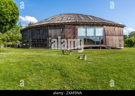 Musée à Gamla Uppsala avec des découvertes des monticules funéraires royaux reflétés dans les fenêtres. Le musée contient des faits intéressants sur le site de culte païen et le centre du Royaume de Svea, qui a disparu au XIe siècle. La légendaire Gamla Uppsala, Old Uppsala, est l'un des sites préhistoriques les plus remarquables de Suède. Disavägen, Uppsala, Suède Banque D'Images