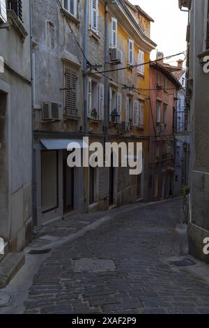 Photo d'une ancienne rue dans le vieux centre de Piran slovène Banque D'Images