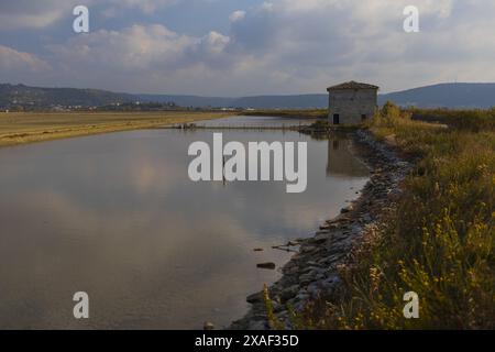 Photo d'une maison de sel abandonnée sur une rive du canal dans le parc naturel de Sečovlje Salina près de Piran en Slovénie Banque D'Images