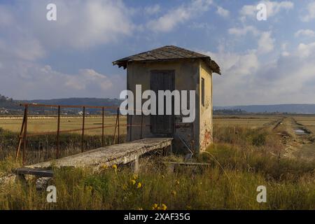 Photo d'une maison de sel abandonnée dans le parc naturel de Sečovlje Salina près de Piran en Slovénie Banque D'Images