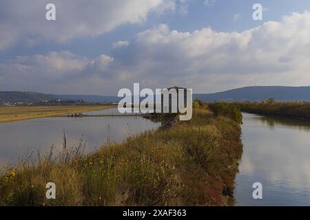 Photo d'une maison de sel abandonnée entre deux canaux salants dans le parc naturel de Sečovlje Salina près de Piran en Slovénie Banque D'Images