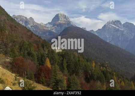 Photo panoramique d'un vieux château blanc dans le parc national du Triglav dans les montagnes des Alpes juliennes en Slovénie et en Italie Banque D'Images