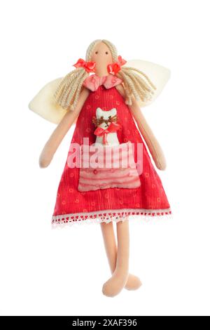 Belle poupée en robe rouge avec chaton isolé sur fond blanc Banque D'Images