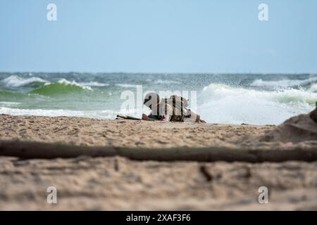 Reconstruction historique de la seconde Guerre mondiale. Un soldat médical américain en première ligne sur la plage Banque D'Images