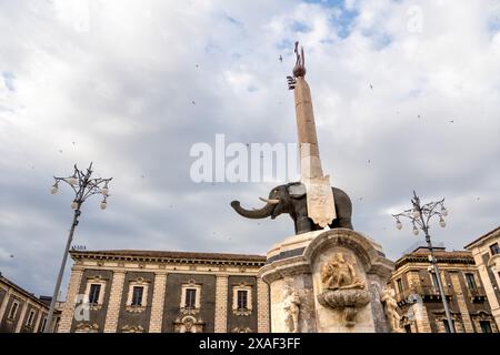 L'emblématique fontaine des éléphants sur la Piazza Duomo, Catane, Italie, capturée le 5 juin 2024. Connue sous le nom de « U Liotru », cette statue est un symbole de la ville et des s. Banque D'Images