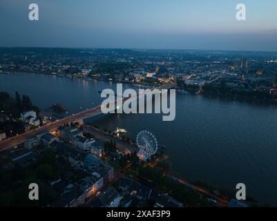 Le pont Kennedy est au milieu des trois ponts rhénans de Bonn et relie les centres de Bonn et de Beuel. Infrastructure urbaine. Banque D'Images