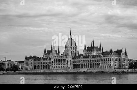 Image dramatique en noir et blanc du bâtiment du Parlement sur le front de mer du Danube à Budapest. Banque D'Images