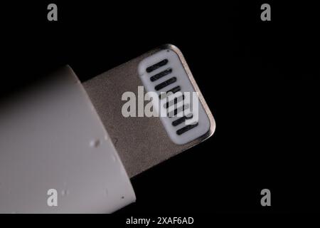 Connecteur Lightning en macro, câble de chargement pour smartphone Banque D'Images