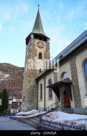 Tour de l'horloge de la pfarrkirche (église paroissiale) de l'île Maurice dans le village de Zermatt dans les Alpes suisses, canton du Valais - bâtiment religieux dans Banque D'Images