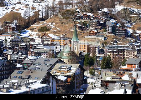 Vue aérienne de la Pfarrkirche (église paroissiale) de l'île Maurice dans le village de Zermatt dans les Alpes suisses, canton du Valais - bâtiment religieux en Banque D'Images