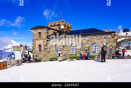 Bâtiment en pierre de la gare ferroviaire du Gornergrat au sommet du Gornergrat au-dessus de Zermatt, canton du Valais, Suisse Banque D'Images