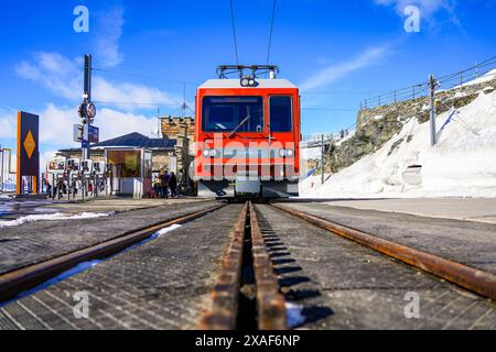 Locomotive à crémaillère au sommet de la ligne de chemin de fer du Gornergrat au-dessus de Zermatt dans les Alpes suisses, canton du Valais, Suisse - rail à crémaillère utilisant 2 Banque D'Images