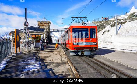 Locomotive à crémaillère au sommet de la ligne de chemin de fer du Gornergrat au-dessus de Zermatt dans les Alpes suisses, canton du Valais, Suisse - rail à crémaillère utilisant 2 Banque D'Images