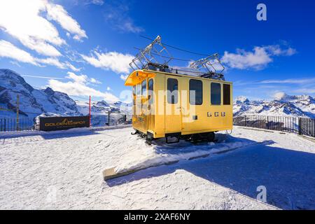 Locomotive de train à crémaillère de première génération plaquée or au Golden Spot, une attraction située au sommet du chemin de fer Gornergrat au-dessus de Zermatt In Banque D'Images