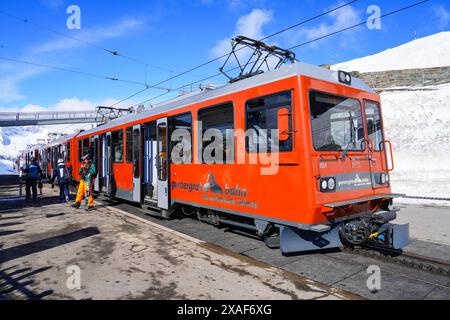 Locomotive à crémaillère au sommet de la ligne de chemin de fer du Gornergrat au-dessus de Zermatt dans les Alpes suisses, canton du Valais, Suisse - rail à crémaillère utilisant 2 Banque D'Images