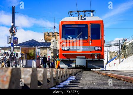 Locomotive à crémaillère au sommet de la ligne de chemin de fer du Gornergrat au-dessus de Zermatt dans les Alpes suisses, canton du Valais, Suisse - rail à crémaillère utilisant 2 Banque D'Images