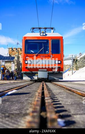 Locomotive à crémaillère au sommet de la ligne de chemin de fer du Gornergrat au-dessus de Zermatt dans les Alpes suisses, canton du Valais, Suisse - rail à crémaillère utilisant 2 Banque D'Images