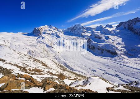 Vue panoramique sur le glacier du Gorner (Grenzgletscher) ainsi que de nombreux sommets de la chaîne de montagnes Monte Rosa, vu du Gornergrat dans la SWI Banque D'Images